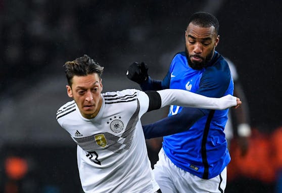 Mesut Özil gegen Alexandre Lacazette