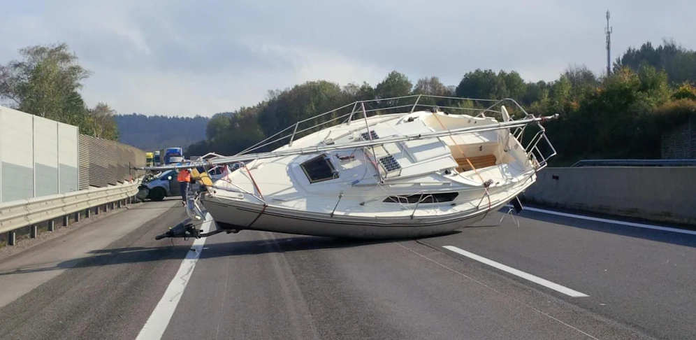 Ein Segelboot auf der A21.