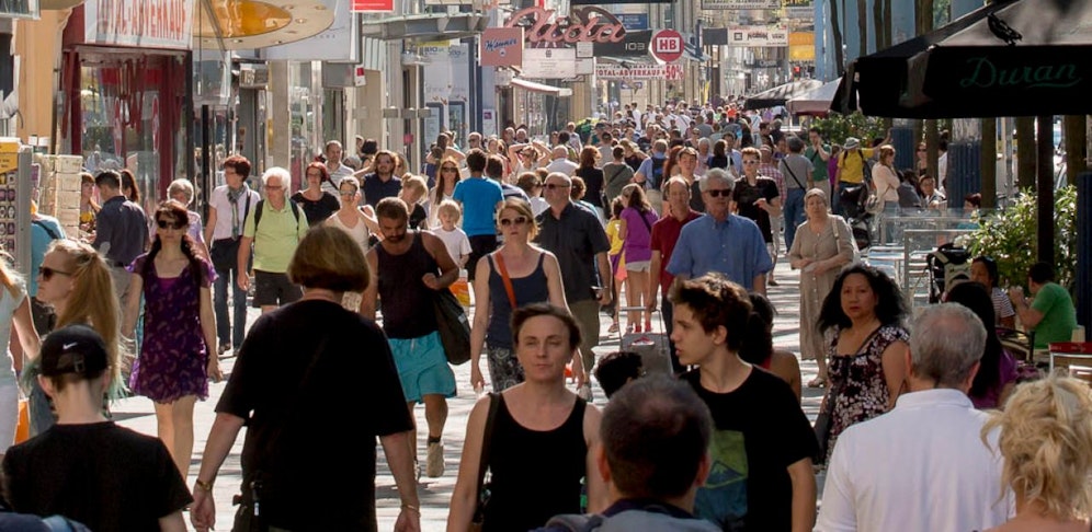 (Symbolbild) Zu Jahresbeginn lebten rund 8,8 Millionen Menschen in Österreich.