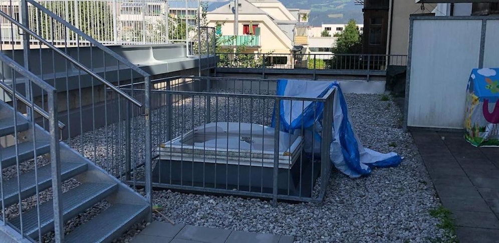 Durch diese Kuppel stürzten die Kinder.