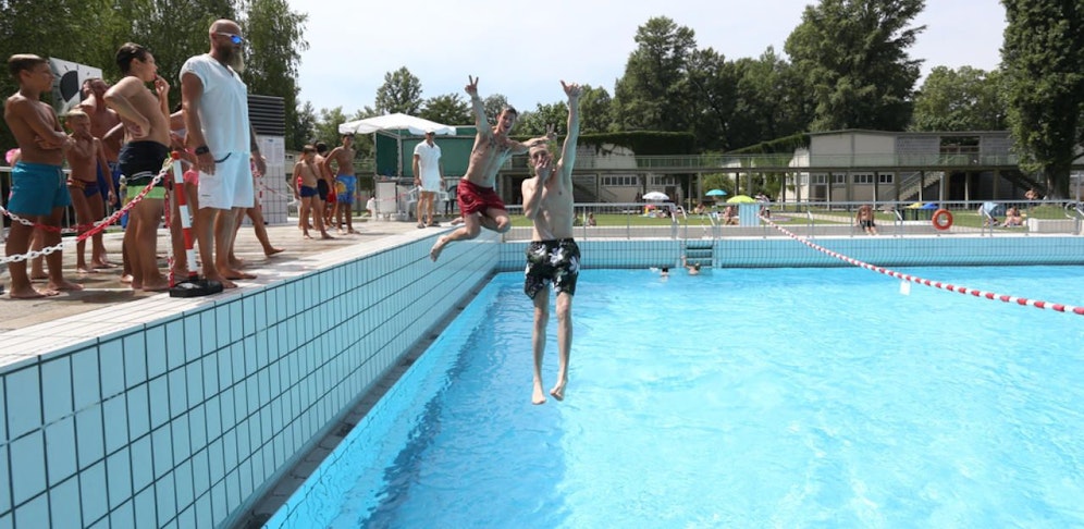 Ins Wasser springen hilft gegen Hitze.