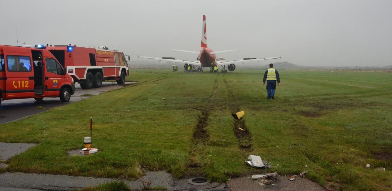Heute.at - Air-Berlin-Flieger rauscht über Landebahn hinaus