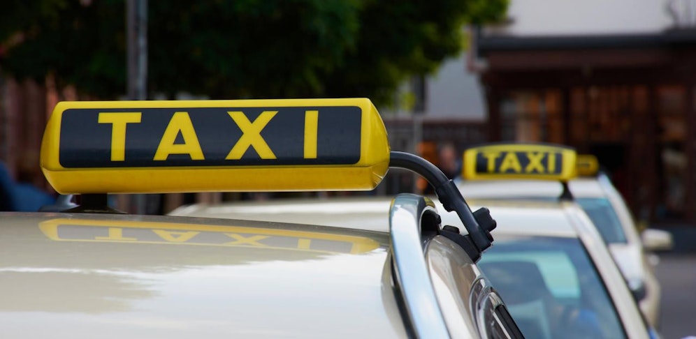 Im Taxi war dann Endstation für den jungen Flüchtigen. (Symbolbild).