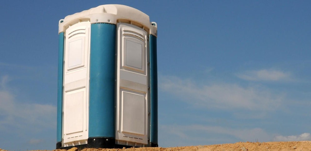 Ein mobiles WC explodierte, als sich eine Frau darin befand.