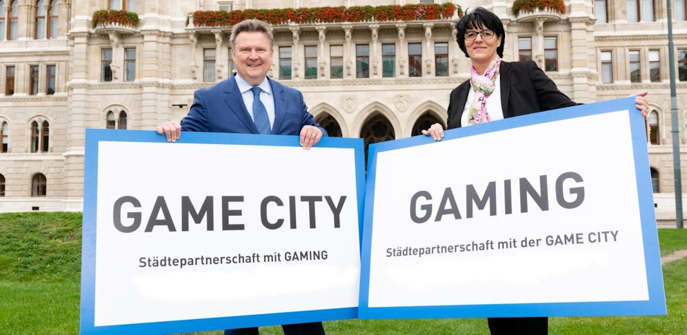 Wiens Bürgermeister Michael Ludwig und Renate Gruber, Bürgermeisterin der Marktgemeinde Gaming, besiegelten eine ungewöhnliche "Städtepartnerschaft". 