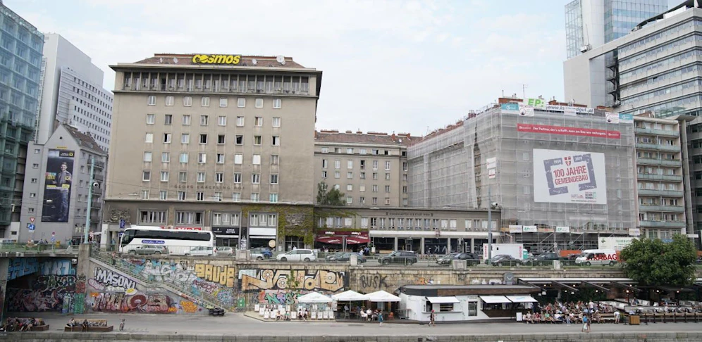 Der Gemeindebau am Donaukanal wird die nächsten zwei Jahre eine Baustelle sein.