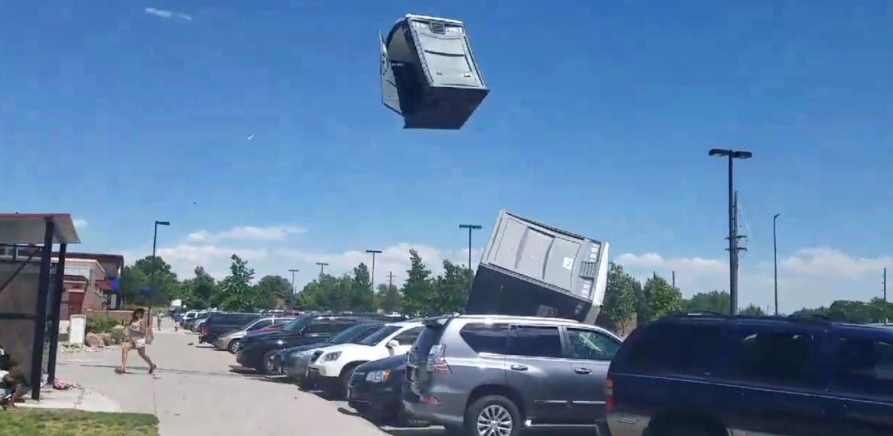 Heute.at - Mini-Tornado wirbelt Dixi Klos durch die Luft