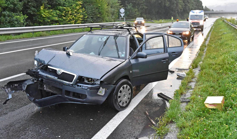 Die Frau geriet auf der nassen Fahrbahn ins Schleudern