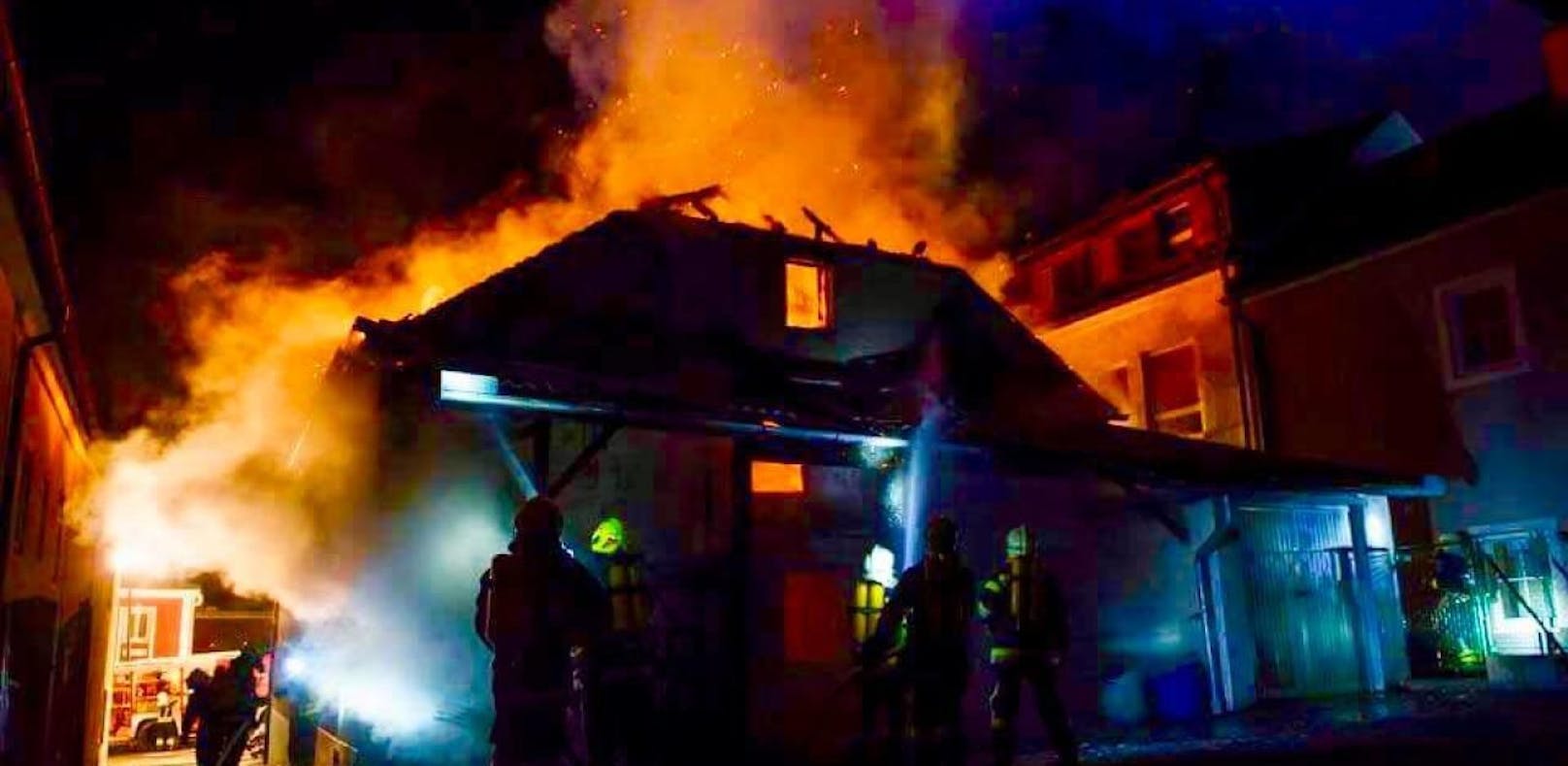 Haus brannte: Mutter und Sohn aus Feuer gerettet