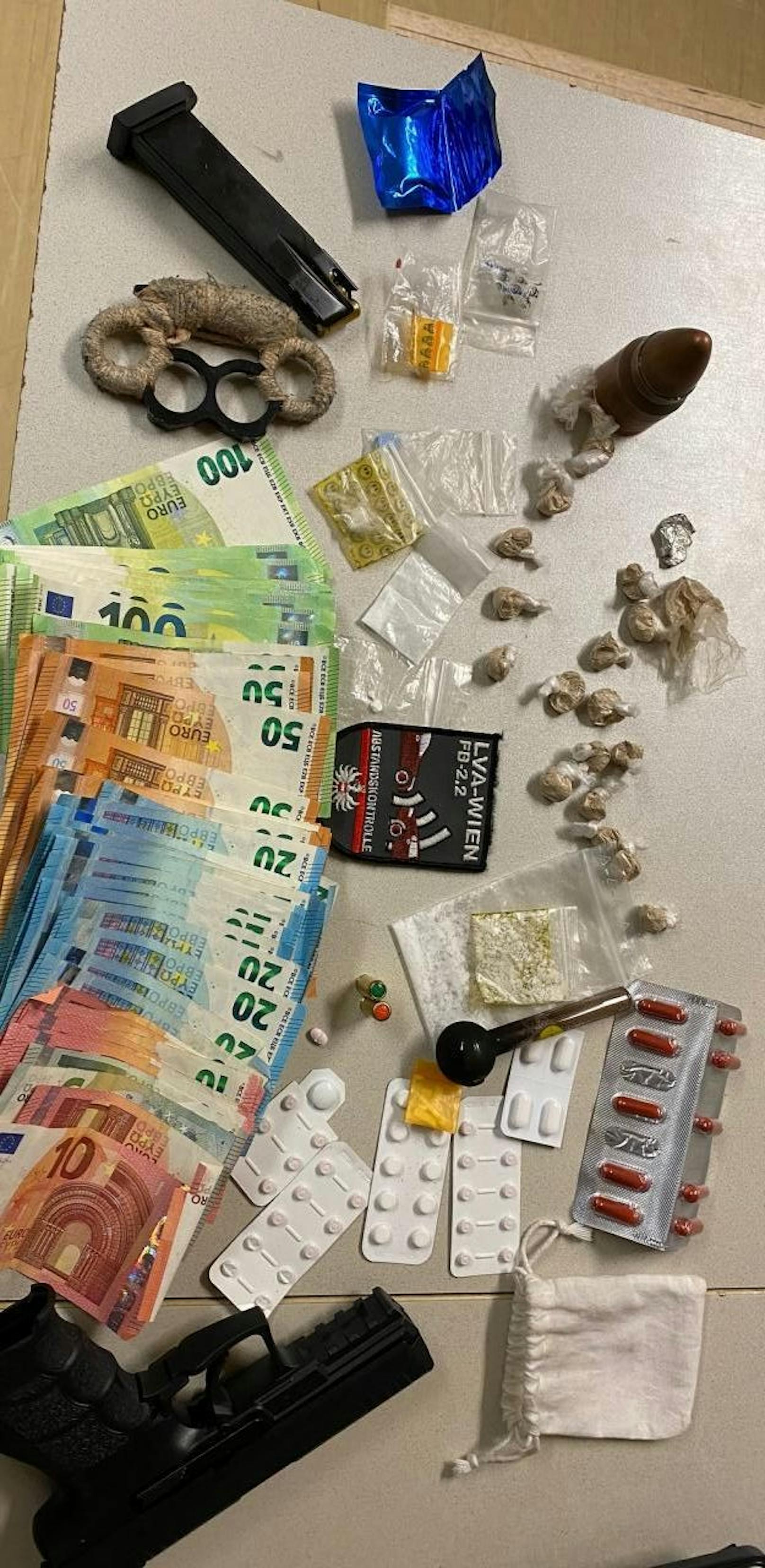 Die Polizei stellte Drogen, Waffen und Bargeld sicher.