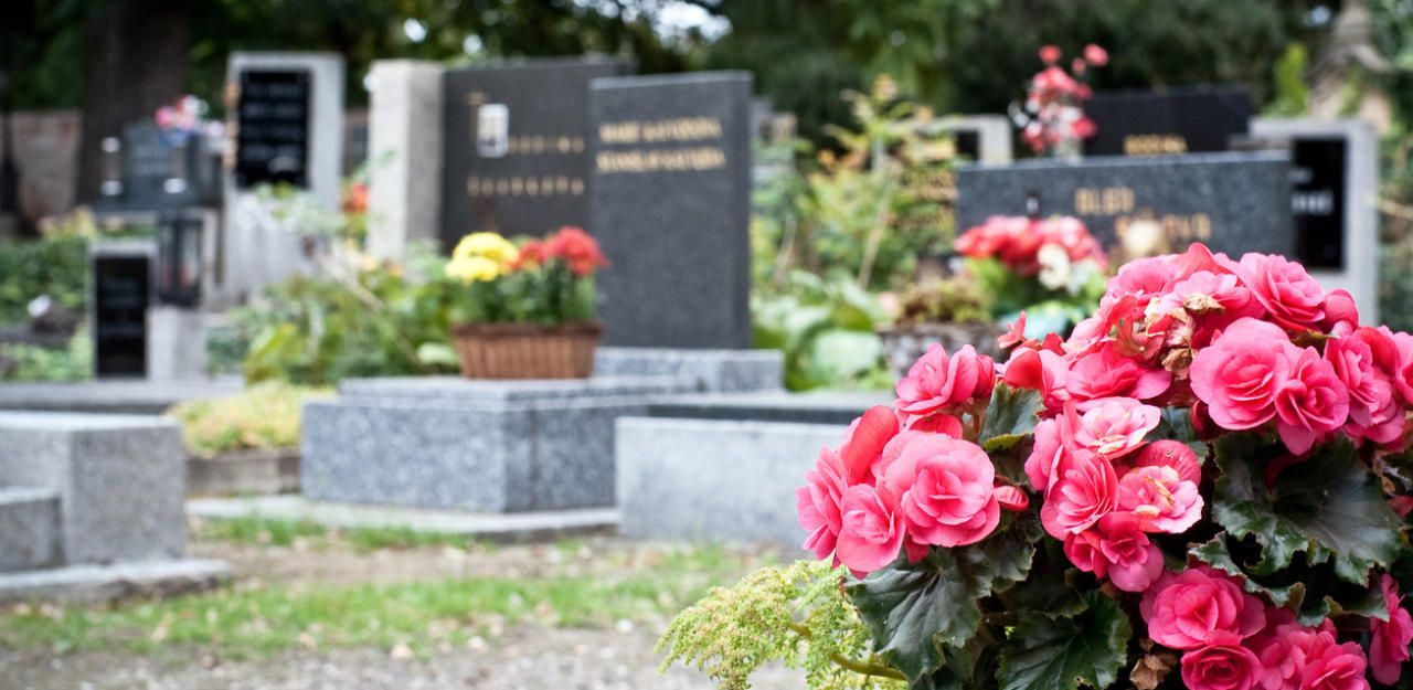 Auf einem Innsbrucker Friedhof soll eine Frau ohne Sargdeckel beerdigt worden sein – der Skandal sorgt für Entsetzen.