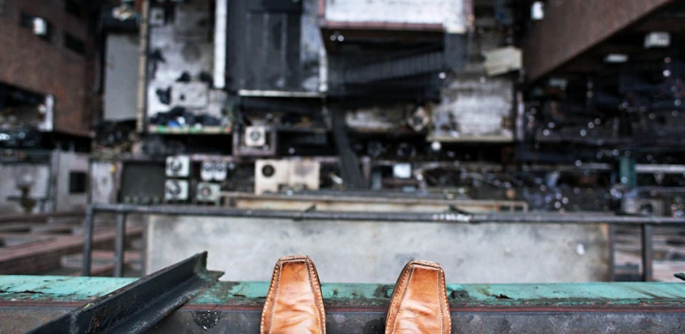 Tragisch: Ein Mann springt von einem Hochhaus, erschlägt dabei ein Kleinkind.