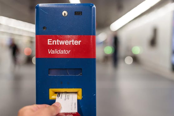 Ein Mann entwertet seine Fahrkarte an einem Entwerter der Wiener Linien, aufgenommen am 03. Juli 2017, Wien.