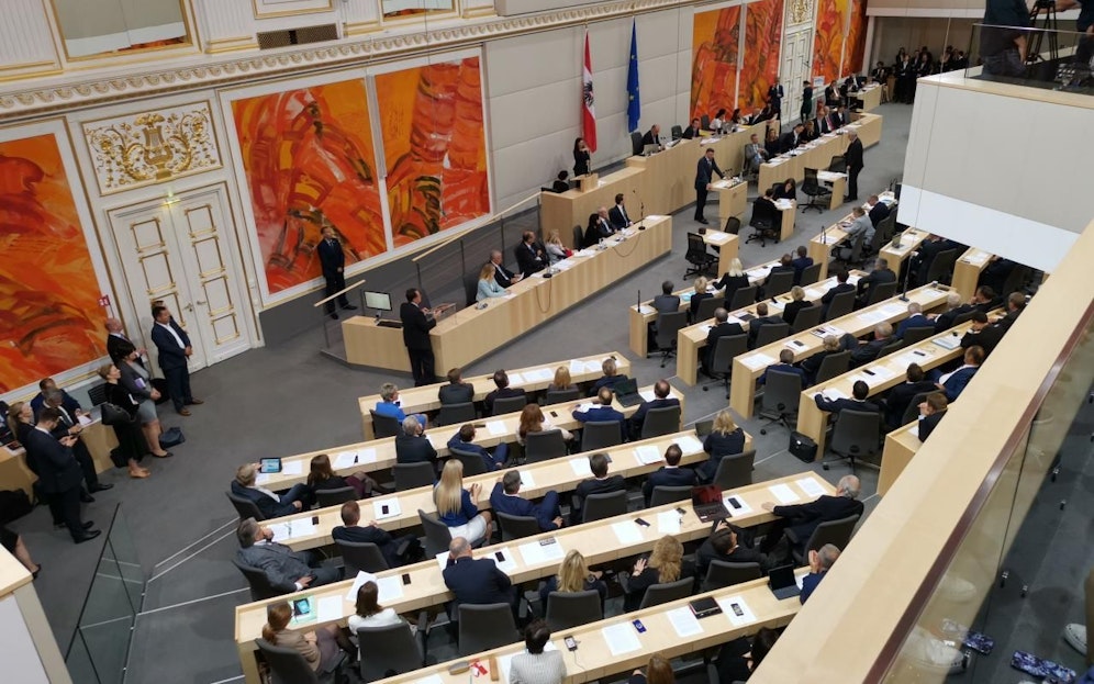 Die Abgeordneten wurden ebenso gewarnt wie die Mitarbeiter des Parlaments.