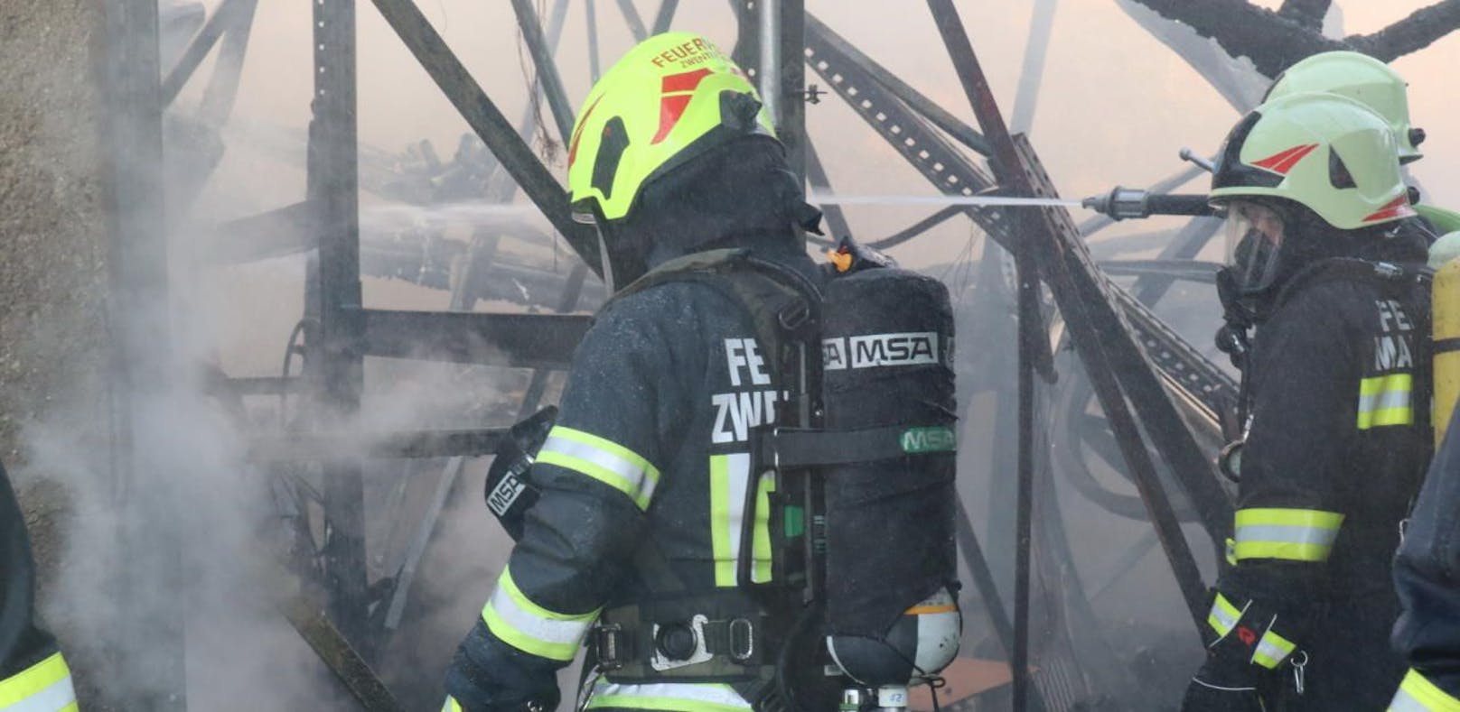 Feuerwehr löscht Scheunenbrand in Dürnrohr