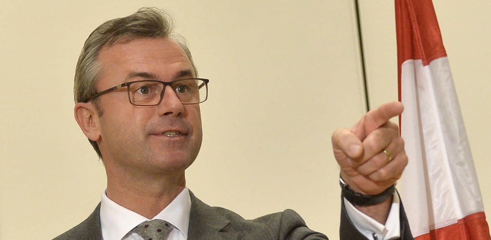 Der neue Infrastrukturminister Norbert Hofer (FPÖ) im Clinch mit Greenpeace.