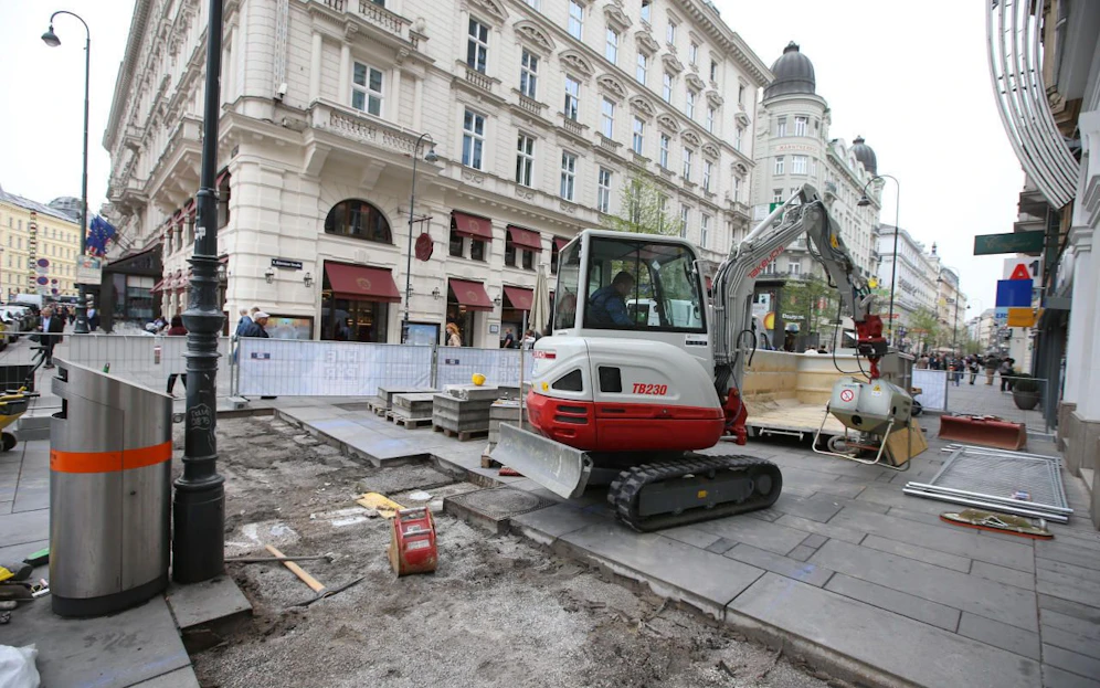 Wie schon der Wiener Rathausplatz wird nun auch die Fußgängerzone Kärntner Straße mit Anti-Terror-Pollern vor LKW-Attacken geschützt. 