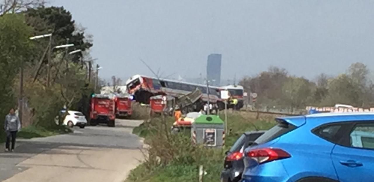 Heute.at - Lkw gegen Regionalzug: 13 Verletzte bei Unfall