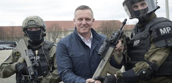 Mario Kunasek bei der Übergabe neuer Sturmgewehre im April 2018