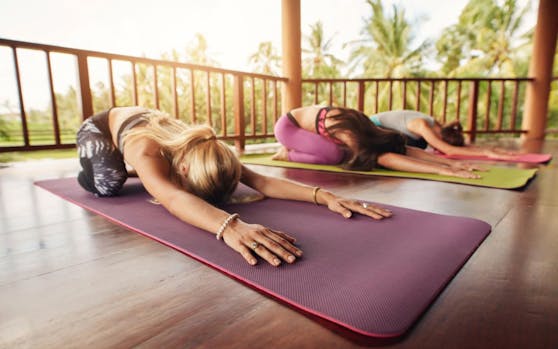 Der Leiter eines Linzer Yoga-Studios soll mehreren Schülern gegenüber übergriffig geworden sein.