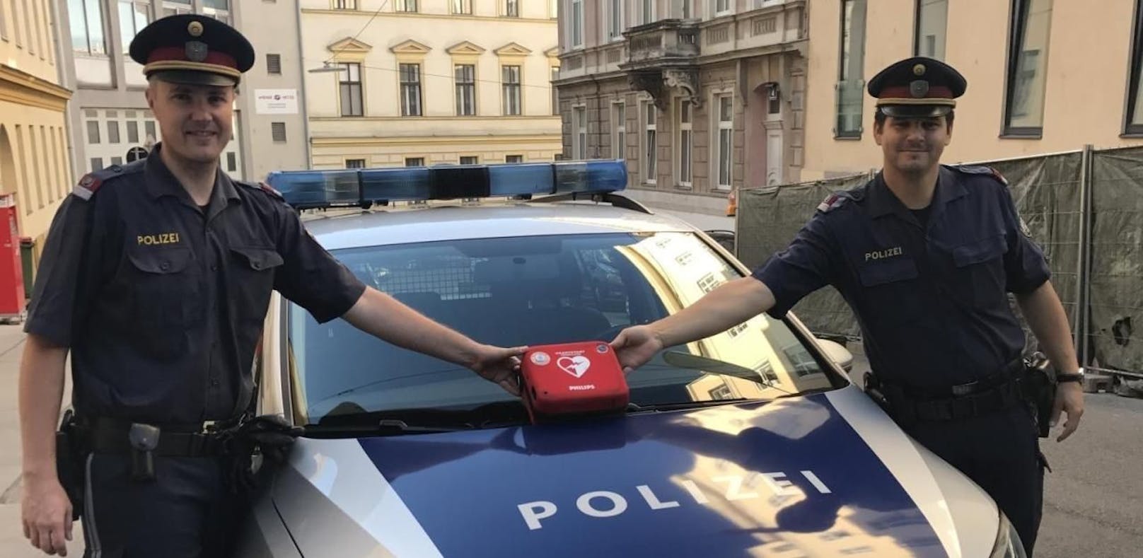 Lebensrettung durch Polizisten und einen Defibrillator
