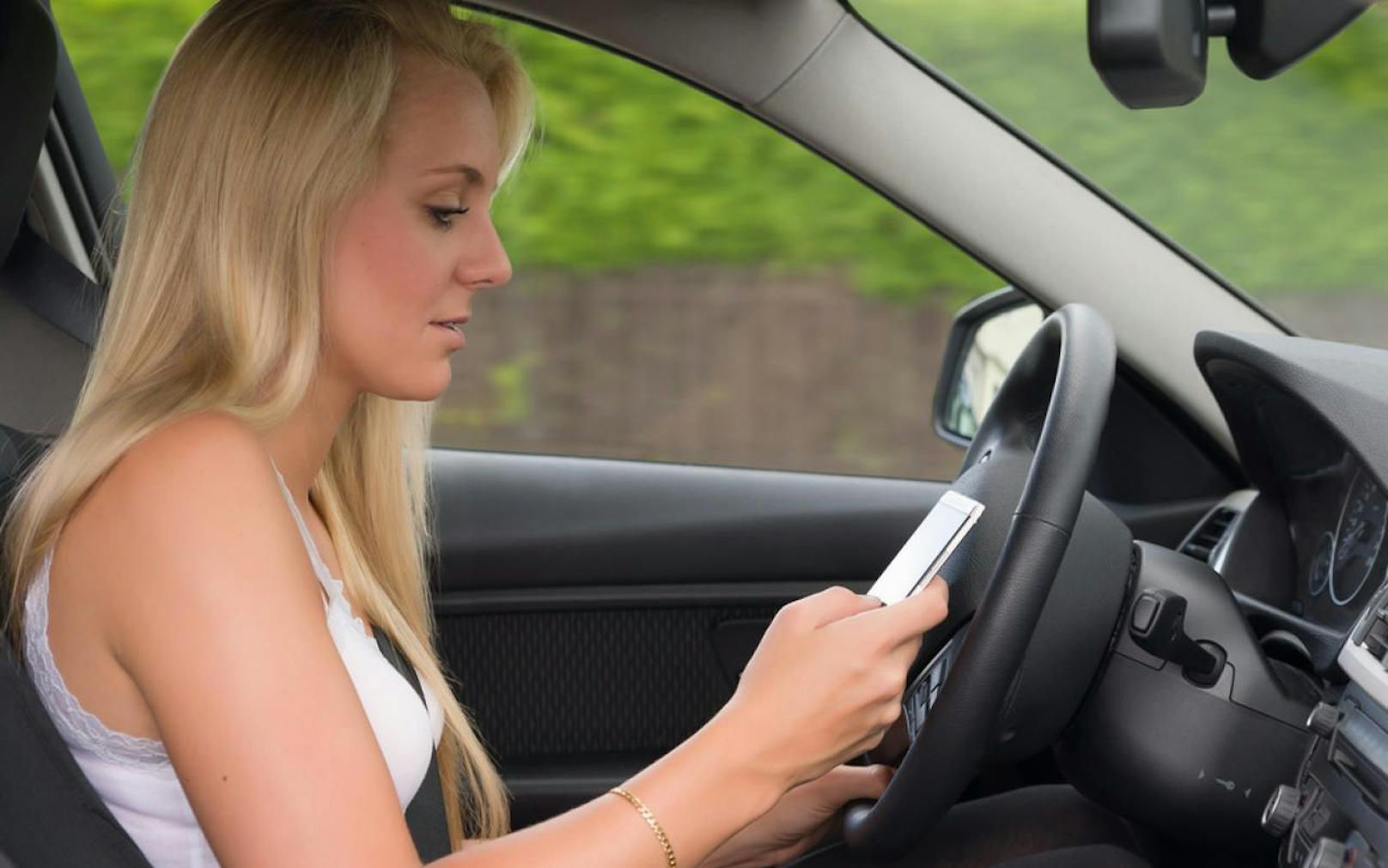 Österreichs Autofahrer führen täglich rund 900.000 Telefonate ohne Freisprecheinrichtung.