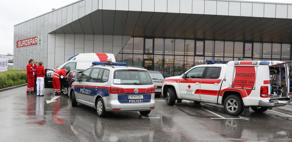 Polizei- und Rettungseinsatz am Parkplatz: Der vermeintlich "Tote" schlief nur im Auto.