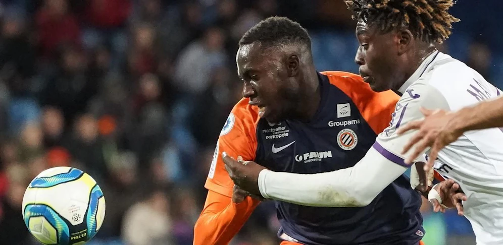 Junior Sambia (links) im Zweikampf mit Kouadio Kone von Toulouse.