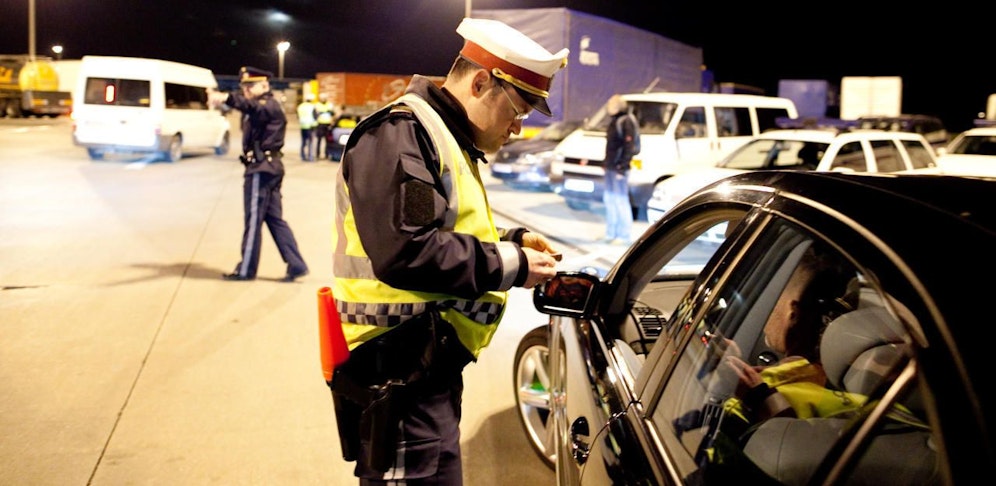 Die Polizei stoppte den 42-jährigen Autofahrer