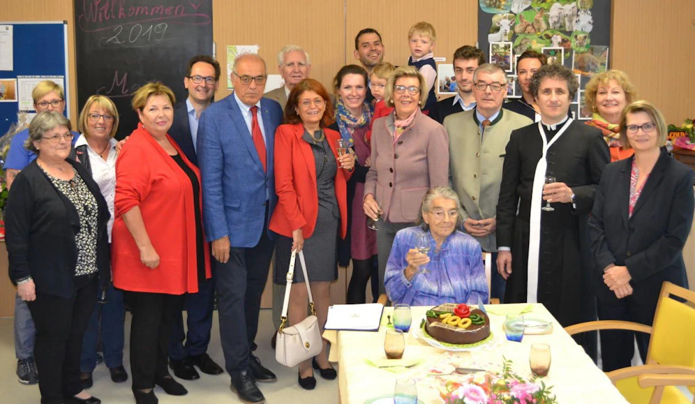 Johanna Fetter mit Torte und Gratulanten.