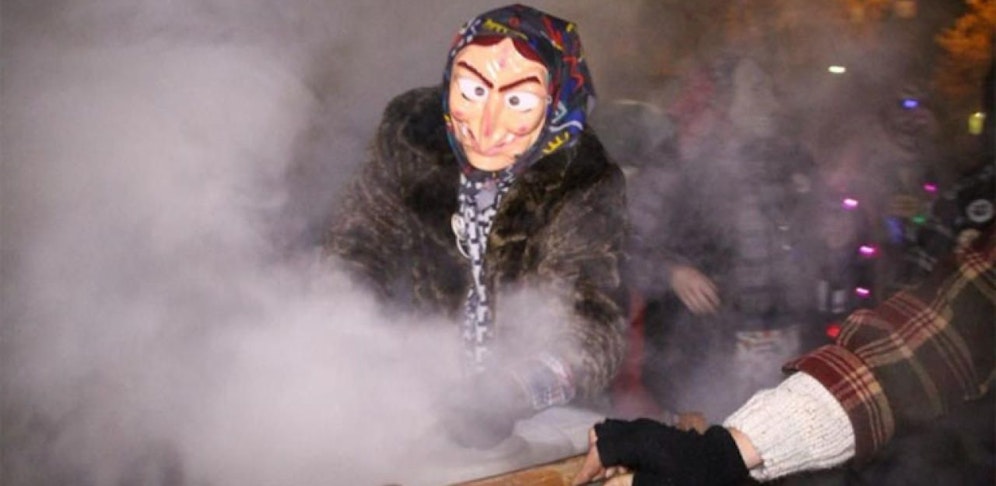 Die junge Zuseherin wurde in einen Hexelkessel geworfen