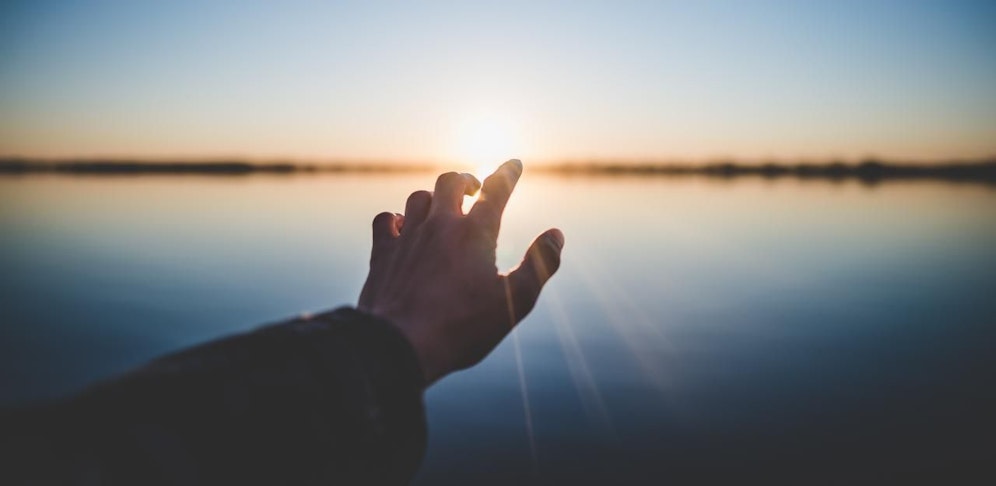 Heiler wollen Kräfte aus der Natur schöpfen, für Kritiker wird Geld mit falschen Hoffnungen gemacht.