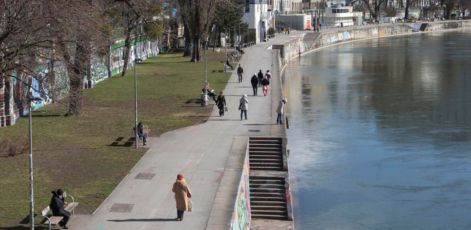 Eine ältere Frau ist am Sonntagmorgen in den Donaukanal gestürzt - sie schwebt in Lebensgefahr.