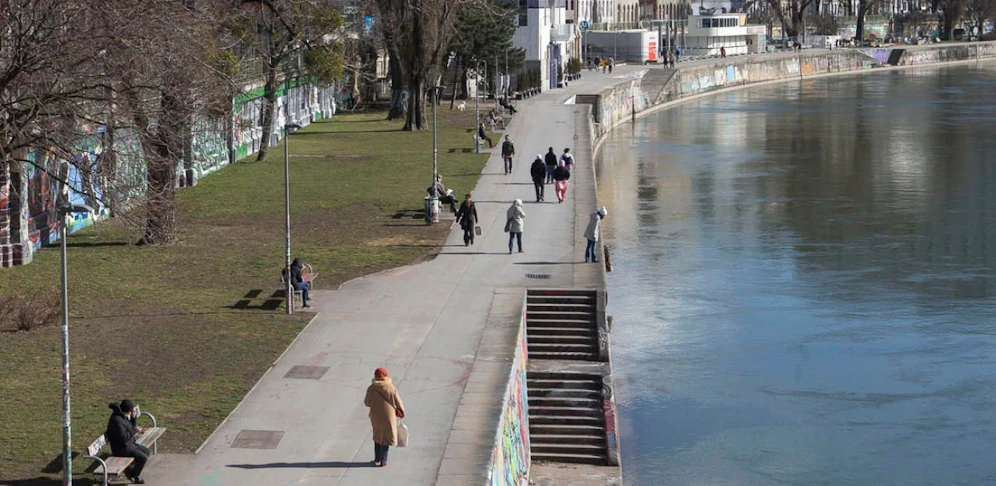 Eine ältere Frau ist am Sonntagmorgen in den Donaukanal gestürzt - sie schwebt in Lebensgefahr.
