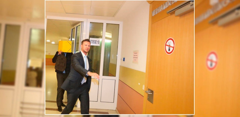 Der Angeklagte Werner H. (31) mit Anwalt Philipp Wolm vor Gericht in Wien