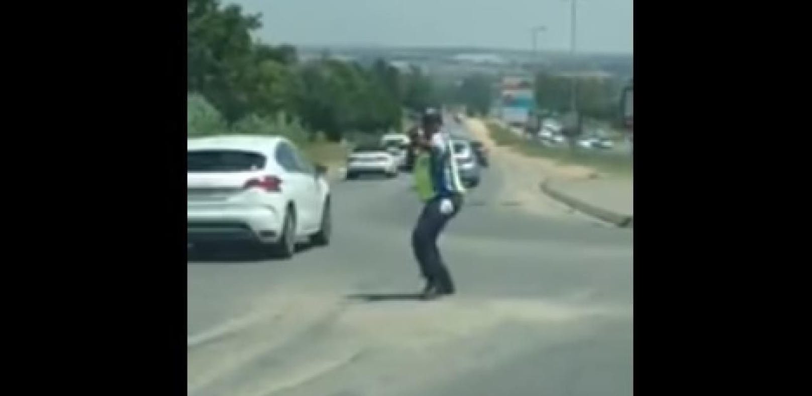 Polizistin regelt tanzend den Verkehr in Südafrika