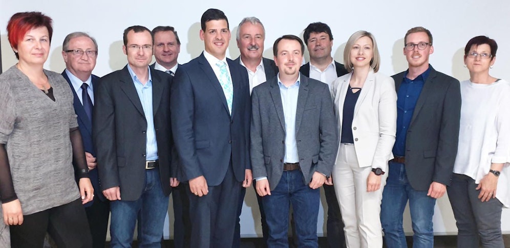 Neue Gemeindespitze in Wolkersdorf, im Bild v.l.: Andrea Stöger-Wastell (ÖVP), Josef Siebenhandl (ÖVP), Martin Stöckl (ÖVP), Hermann Stich (TEAM Wolkersdorf), Bürgermeister Ing. Dominic Litzka (TEAM Wolkersdorf), Christian Schrefl (WUI-die Grünen), Vizebürgermeister Mag. Albert Bors (SPÖ), Gottfried Hirschbüchler (ÖVP), Isabell Duscher (TEAM Wolkersdorf), Ing. Stefan Streicher (MIT:uns) und Gabi Grames (ÖVP).