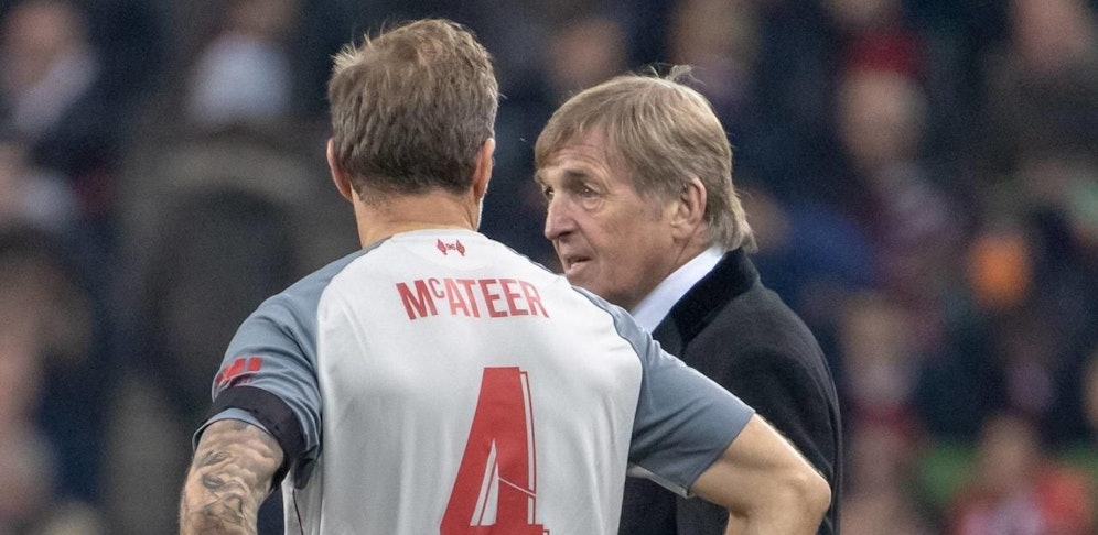 Liverpool-Legende Kenny Dalglish (r.) hat sich mit dem Coronavirus infiziert. 