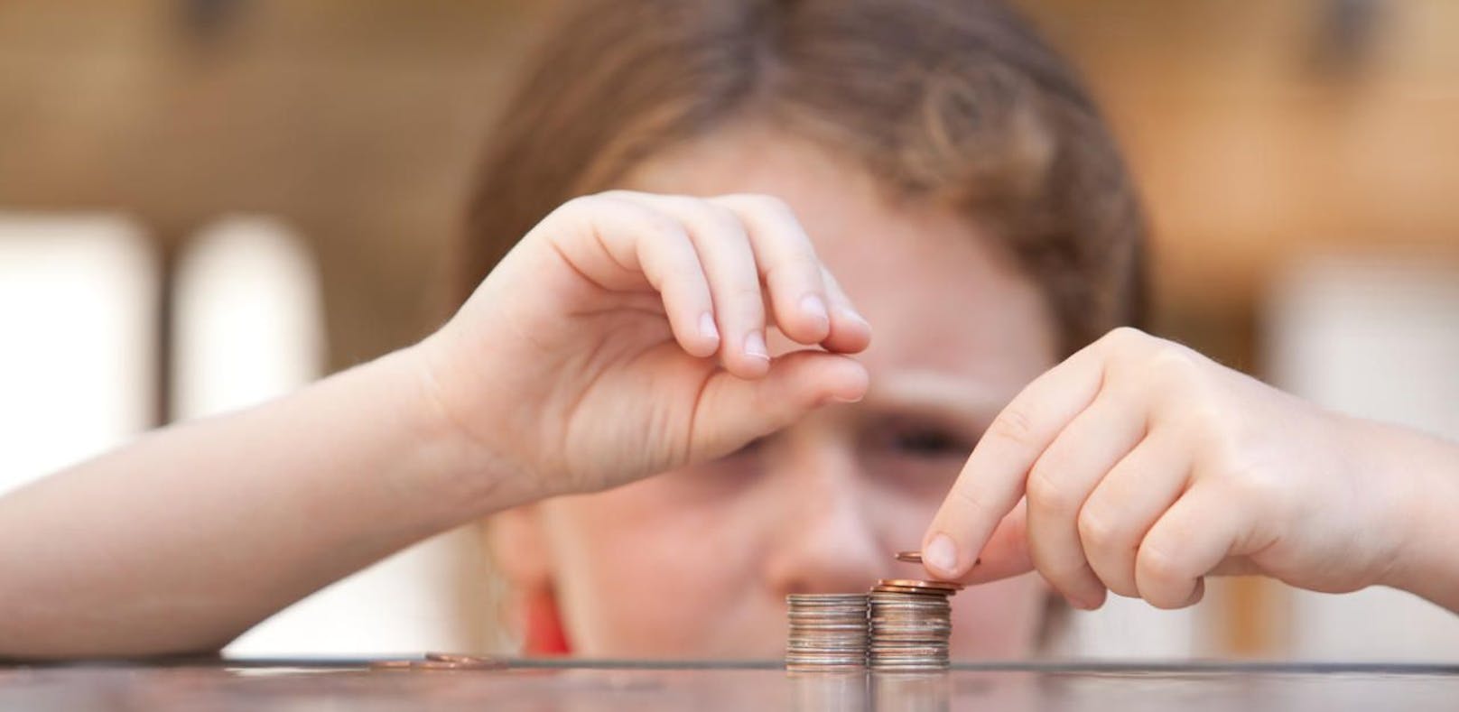 Ab wann soll man seinem Kind am besten Taschengeld zahlen und vor allem wie viel? (Symbolbild).
