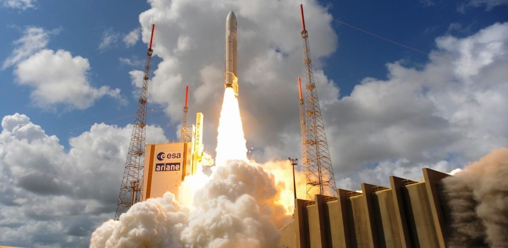 Eine Ariane-5-Rakete der europäischen Raumfahrtagentur ESA beim Start vom Raumhafen in Kourou, Französisch-Guyana. 