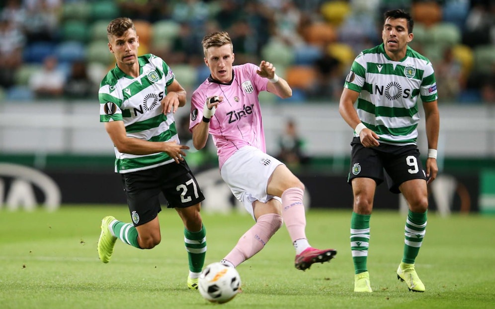 Philipp Wiesinger setzt sich gegen zwei Mitspieler durch. 