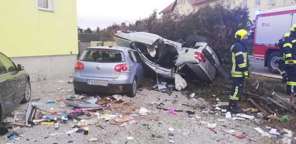 Der Wagen fiel auf einen geparkten VW.