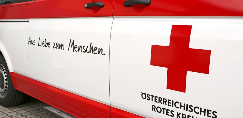 Rettungswagen brachte Frau ins Klinikum Amstetten.