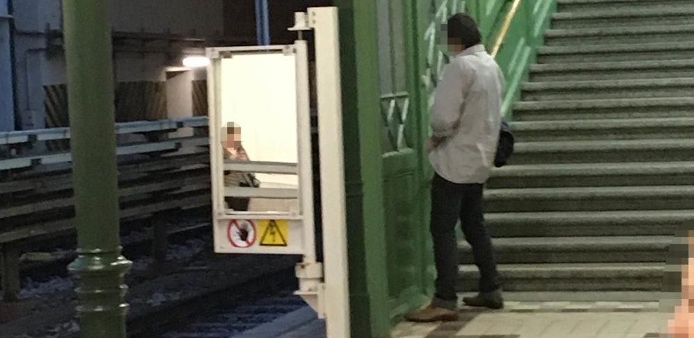 Der Unbekannte urinierte neben den Gleisen. 