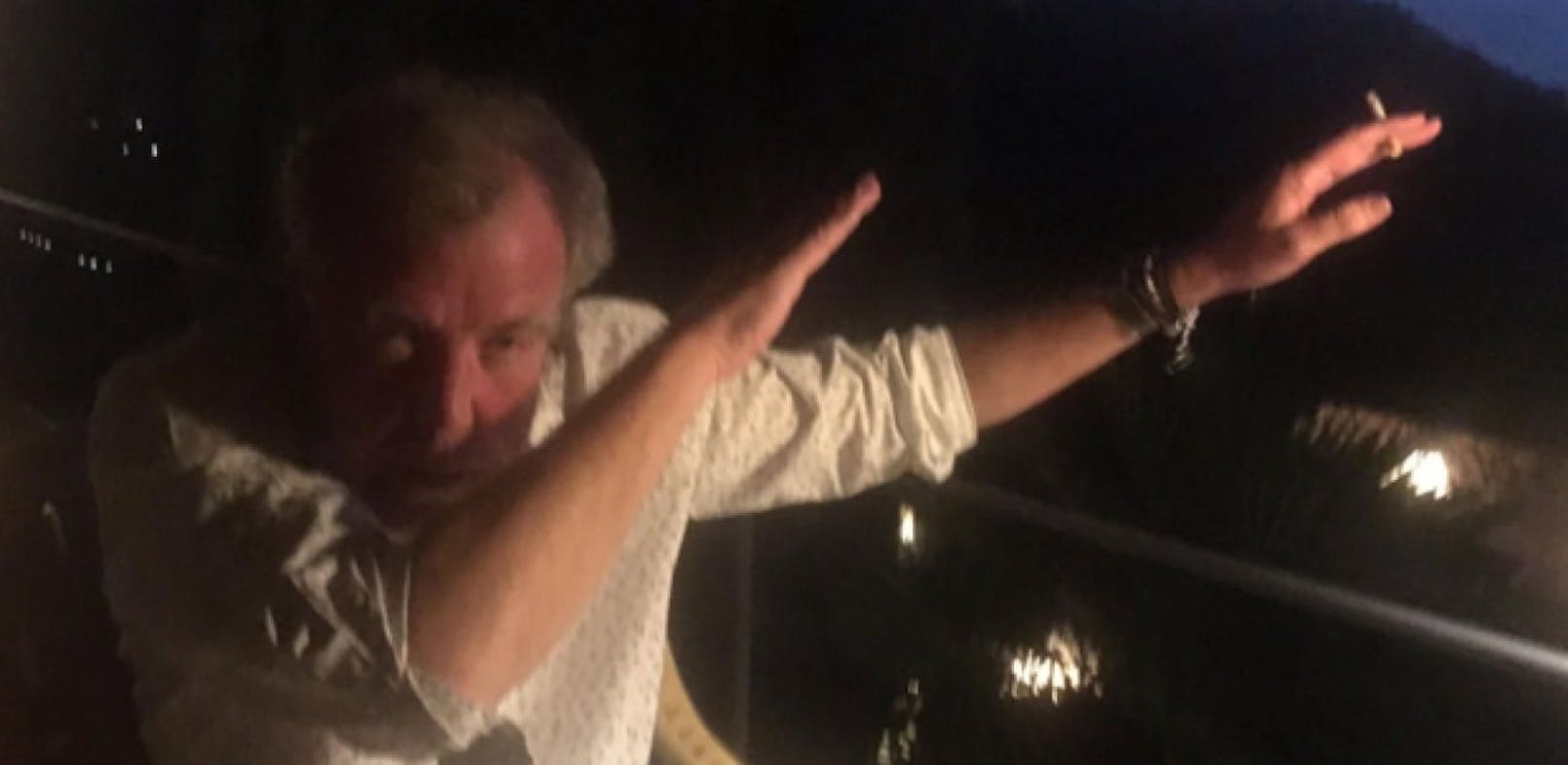 Jeremy Clarkson blamiert sich mit "Dabbing"-Foto