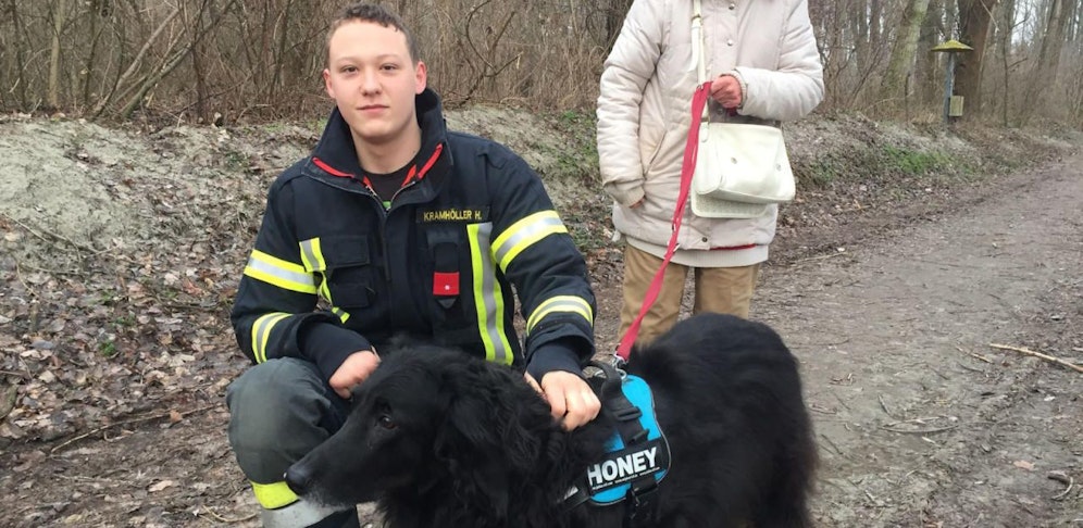 "Wuffi" schaffte es aus eigenen Kräften nicht mehr über die Böschung, Jung-Feuerwehrmann Henry Kramhöller wusste, was zu tun ist.