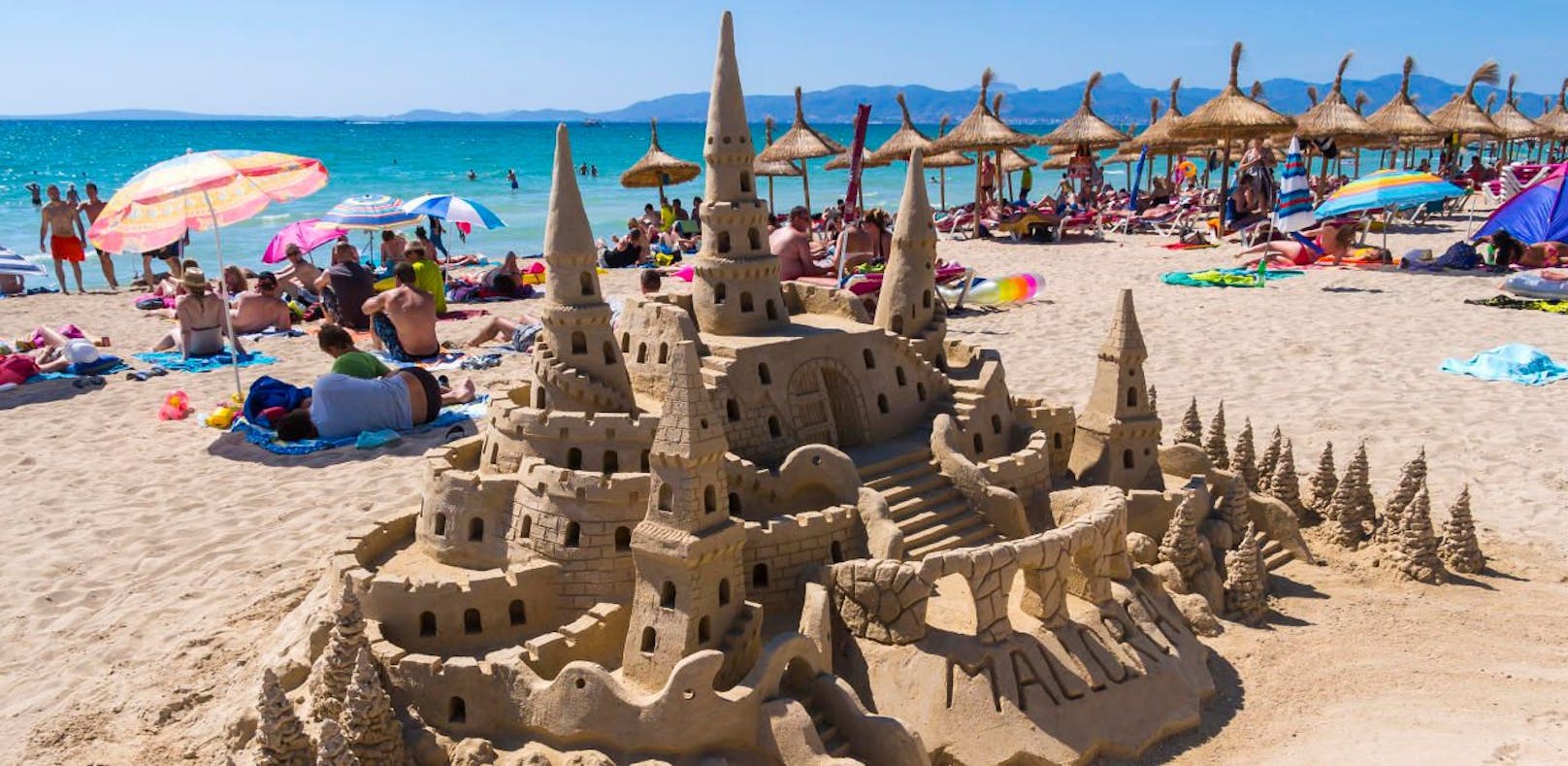 Solche Sandburgen bilden oftmals die Lebensgrundlage der Menschen in Mallorca.