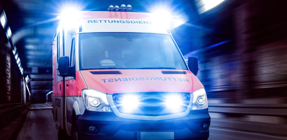 Das Auto krachte in einen Lichtmast. Der 48-jährige Fahrzeuglenker wurde bei dem Crash schwer verletzt.