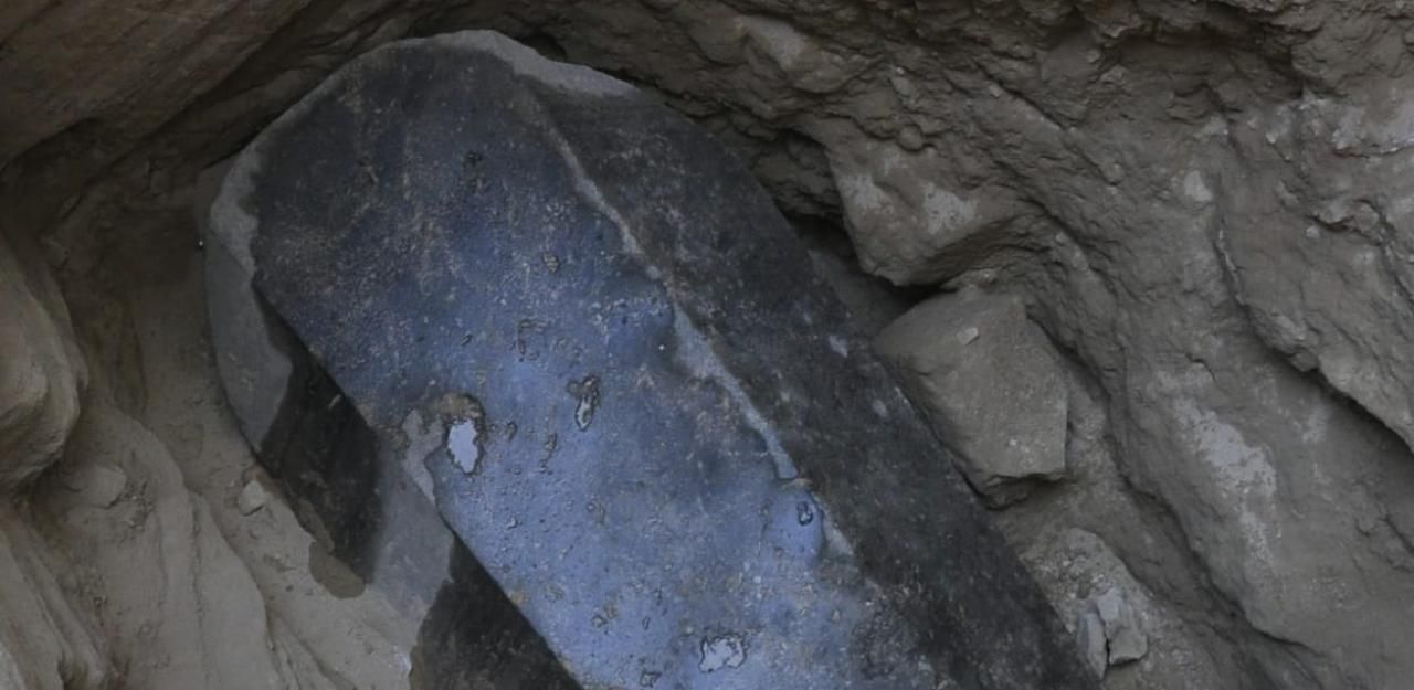 Heute.at - Wer liegt in diesem schwarzen Sarkophag?