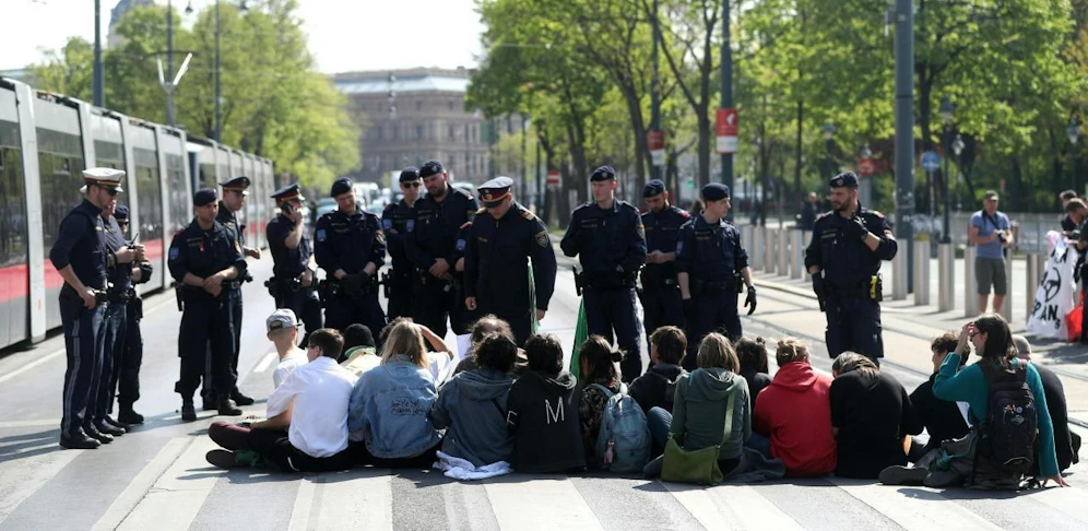 Nach die Mitglieder der Klima-Aktivistengruppe "Extinction Rebellion" am 17. April die Ringstraße lahmgelegt hatte, veranstalteten sie nun in einem Fast Food-Restaurant auf der Mariahilfer Straße ein "Sit-In". 